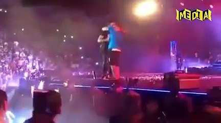 بالفيديو.. تامر حسني يُقبّل رأس أحد معجبيه بعد اعتداء حرسه الخاص عليه!