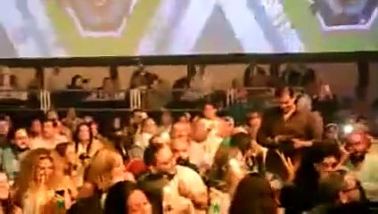 شاهدي.. فنّان مصري يُحرج محمد حماقي في حفل الغردقة.. ماذا قال له؟!