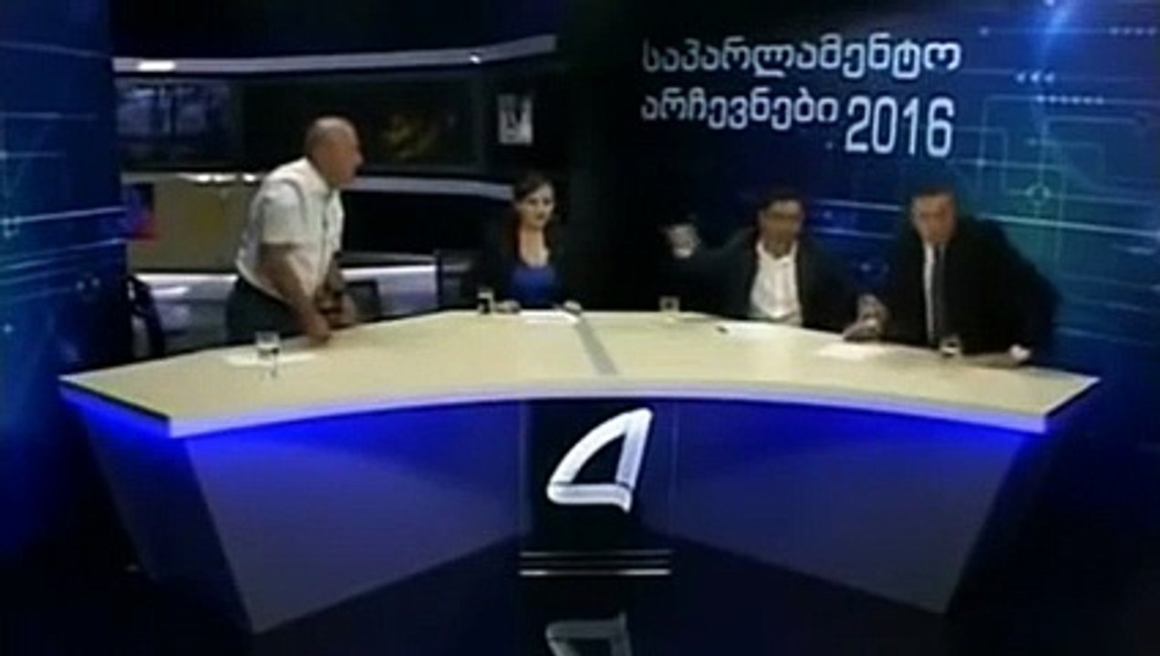 تفاجأت المذيعة بضيفيها يتعاركان بالأيدي على الهواء مباشرة.. شاهدي الفيديو