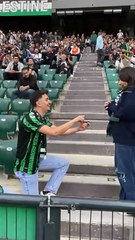 Kocaelispor taraftarından sürpriz evlilik teklifi! Burak ve Betül tribünde alkışlandı (1)