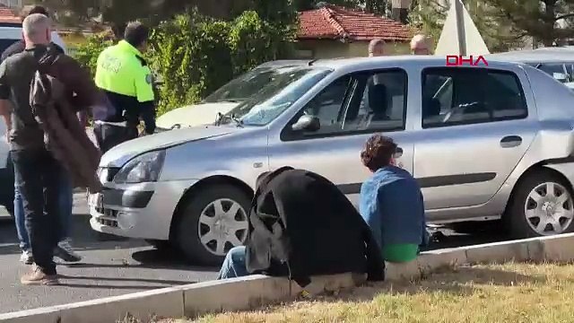 İşçi servisi otobüsü, kırmızı ışıkta bekleyen 7 araca çarptı: 3 yaralı
