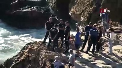 Balık tuttuğu kayalıklarda dalgalar yükselince mahsur kaldı
