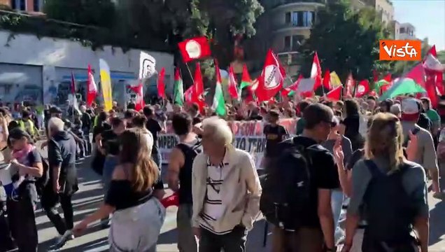 Intifada, no al genocidio , gli slogan dei manifestanti al corteo pro Gaza a Roma