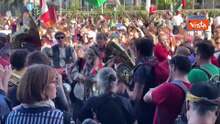 Corteo pro Gaza a Roma, musicisti suonano in strada con bandiere Palestina e kefiah