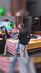 فتاة بقسمة ونصيب تعتدي على شاب بالضرب