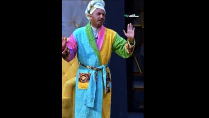 كوميديا أم فضيحة؟ طارق العلي يتجاوز الخطوط الحمراء على المسرح