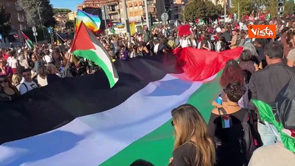 Un'enorme bandiera della Palestina al corteo pro Gaza a Roma