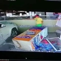 بالفيديو.. العناية الإلهية أنقذت هذا الفتى من تحت عجلات السيارة بأعجوبة