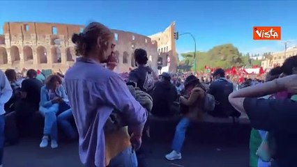 Il corteo pro Gaza sfila davanti al Colosseo a Roma
