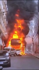 Ônibus com 55 estudantes pega fogo em Porto Alegre após falha nos freios