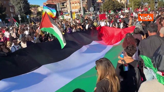 Un'enorme bandiera della Palestina al corteo pro Gaza a Roma