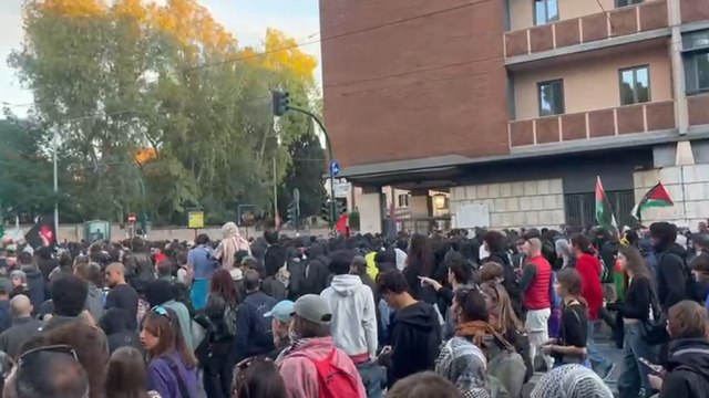 Manifestazione ProPal, anarchici incappucciati: tensione a fine corteo