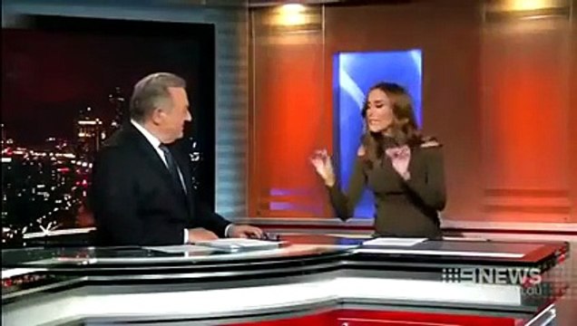 بالفيديو: حاول تقبيل زميلته على الهواء.. فكانت هذه هي النتيجة!!