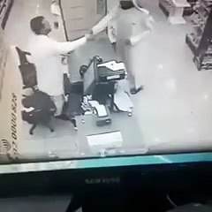 بالفيديو.. القبض على 4 ملثمين قاموا بالسطو بـ "سواطير" على إحدى الصيدليات