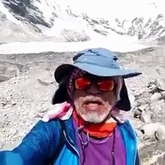 بالفيديو: سعودي مسن يرسل رسالة للعالم من فوق جبال إفرست