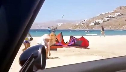بالفيديو.. خطيب ليندسي لوهان يتعدى عليها بالضرب المبرح على الشاطئ