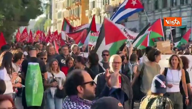 Morte al sionismo, Gaza arriviamo , gli striscioni al corteo per la Palestina a Roma
