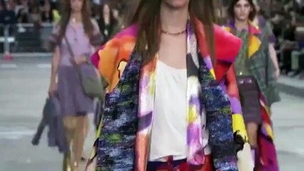 بالفيديو، لاغرفيلد يحوّل عرض Chanel  إلى مظاهرة نسائية