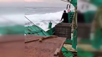 Kalbi olan izlemesin! Balıkçı teknesi dev dalgalarla ölüm kalım savaşı verdi