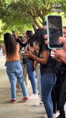 Ce professeur reçoit une haie d’honneur pour son départ à la retraite