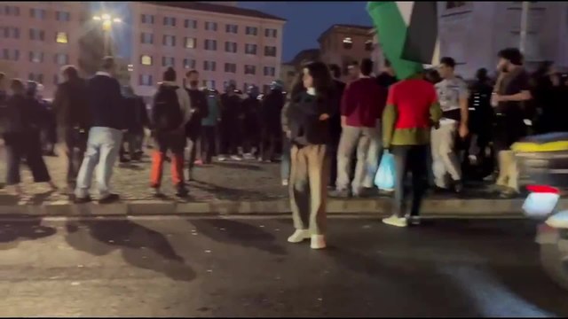 Corteo ProPal, anarchici fermati dalla polizia: idranti in azione