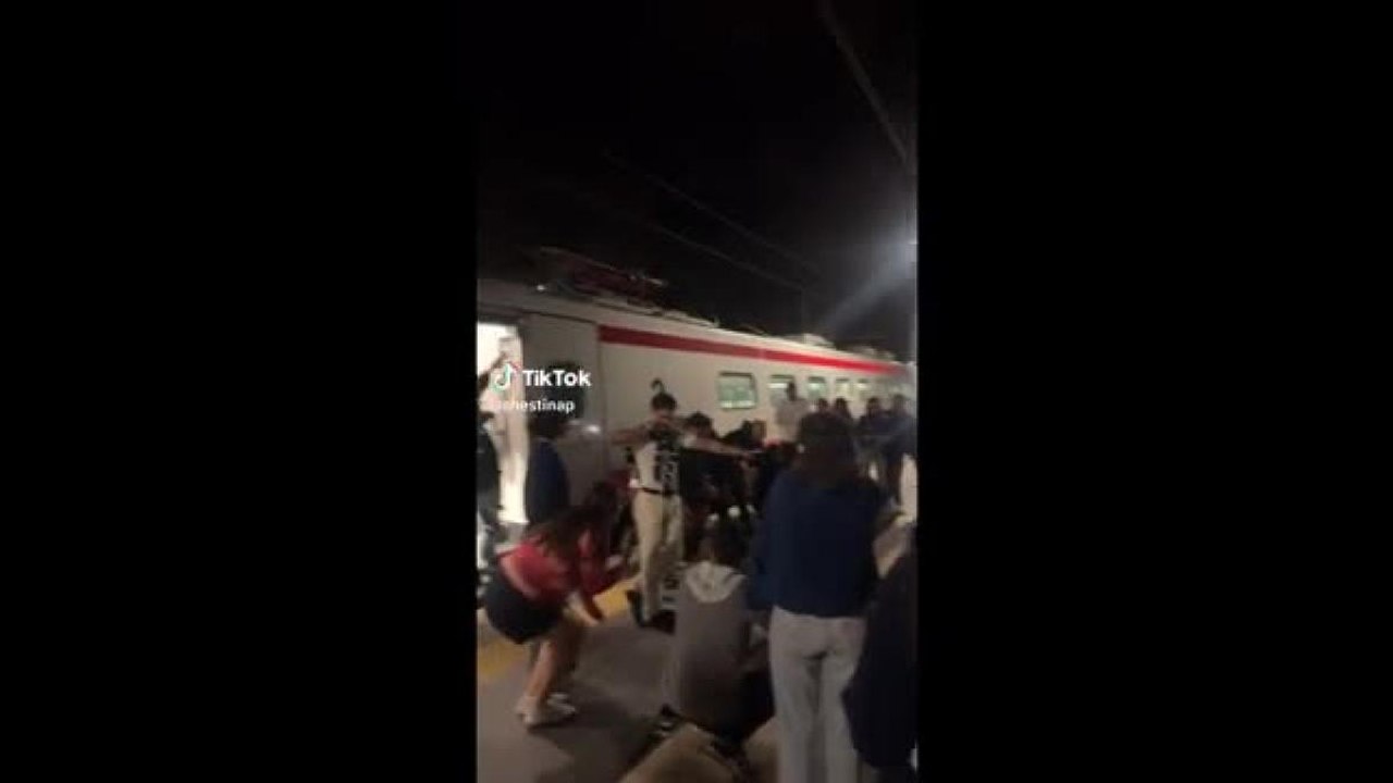 Il treno fa cinque ore di ritardo, i passeggeri ballano la pizzica