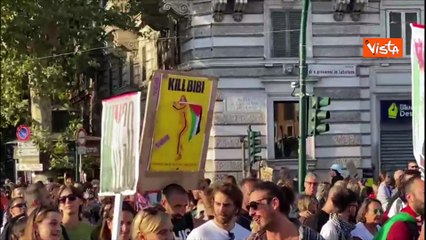 "Kill Bibi", il cartello contro Netanyahu con la Sposa di Tarantino al corteo pro Gaza a Roma