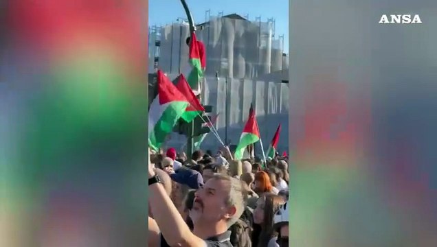 Corteo a Roma, barche e striscioni per la Flotilla