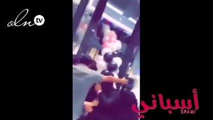 بالفيديو.. إحدى مشاهير "سناب شات" تتسبب في فوضى أمام مول بالسعودية!