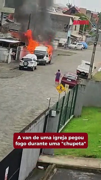 Van de igreja pega fogo fazendo “chupeta”