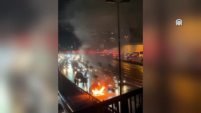 Küçükçekmece'de seyir halindeki otomobilde çıkan yangın söndürüldü