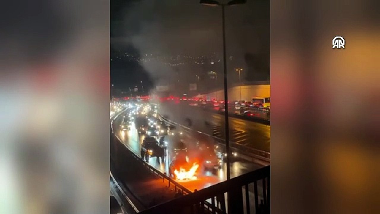 Küçükçekmece'de seyir halindeki otomobilde çıkan yangın söndürüldü