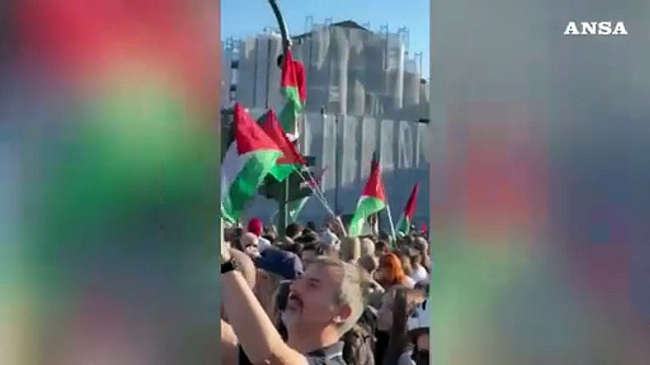 Corteo a Roma, barche e striscioni per la Flotilla