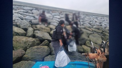 충남 서산 간월도 인근서 고립된 낚시객 5명 구조 / YTN