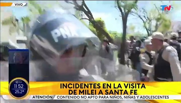 Tensión en Santa Fe: la Policía Federal detuvo a cinco manifestantes tras incidentes en la partida de Milei