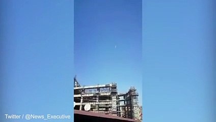 بالفيديو: لحظة اندلاع حريق بطائرة قطرية وهبوطها المفاجئ