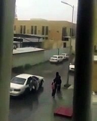 بشكل مفاجيء..شاب يعتدي بالضرب على طالبات بأحد شوارع الأحساء