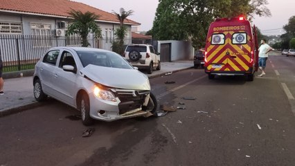 Mulher fica ferida após acidente entre carros na Rua Marechal Cândido Rondon