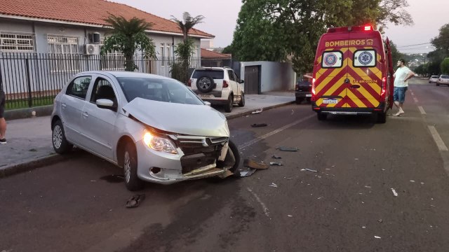 Mulher fica ferida após acidente entre carros na Rua Marechal Cândido Rondon