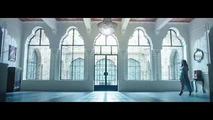 شاهدوا.. منى زكي تقص شعرها لصالح مرضي السرطان