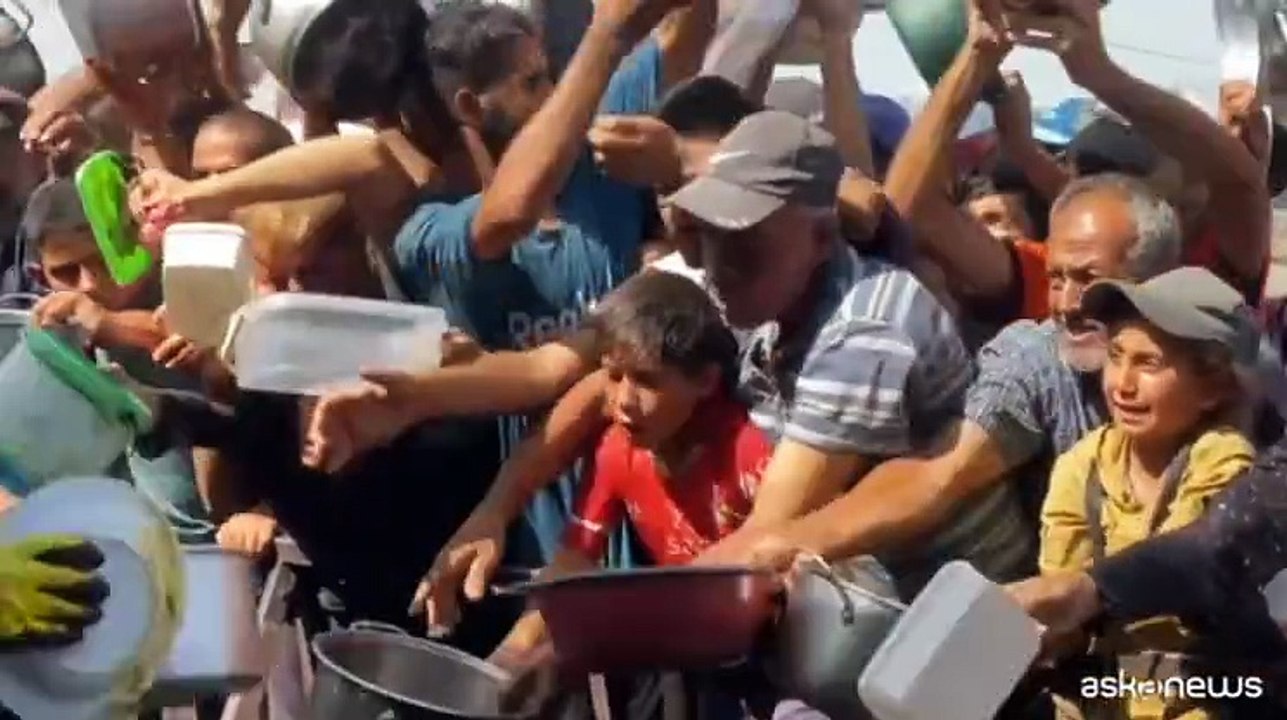 Khan Younis, gazawi si affollano per ricevere un pasto caldo