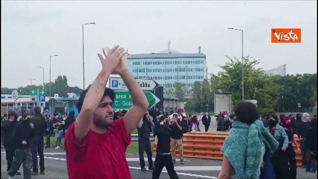 Corteo pro Gaza sulla Tangenziale Est a Milano, cartelli stradali imbrattati dai manifestanti