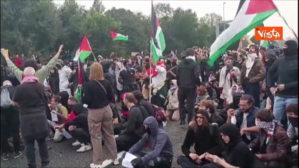 Corteo pro Gaza in Tangenziale Est a Milano, i manifestanti cantano "Bella ciao"