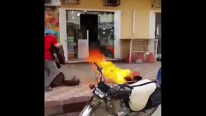 عاملان يطفئان أنبوبة غاز مشتعلة يشعل فيس بوك