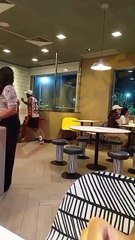 Homens trocam socos, chutes e xingamentos em unidade de fast-food em Salvador