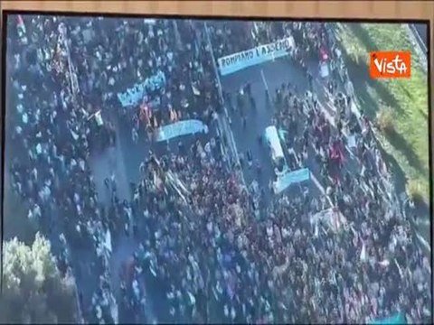 Corteo pro Gaza a Roma, migliaia di manifestanti al Colosseo. Le mmagini dall'alto