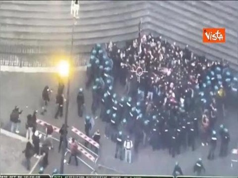 Scontri al corteo pro Gaza a Roma, gli idranti della Polizia in azione a Santa Maria Maggiore