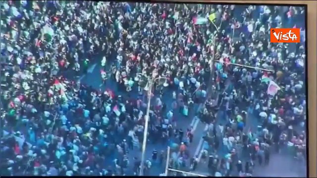 Corteo pro Gaza a Roma, migliaia di manifestanti al Colosseo. Le mmagini dall'alto
