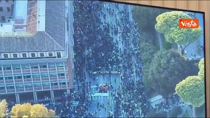 Un fiume di gente al corteo pro Gaza a Roma, le immagini dagli elicotteri della Polizia