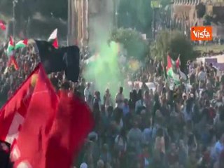 Lancio di fumogeni tra la folla al corteo pro Gaza a Roma